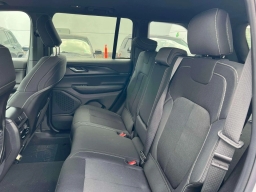 Jeep Grand Cherokee Laredo 4x4 2026