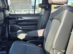 Jeep Grand Wagoneer 4x2 2026