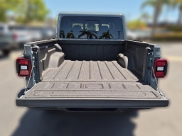 Jeep Gladiator Sahara 4x4 2026