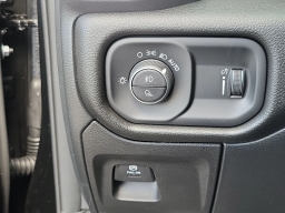 Ram 1500 Express 4x4 Crew Cab 5'7" Box 2026