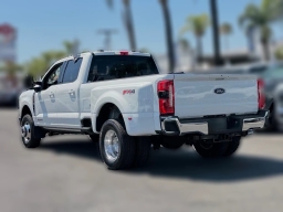 Ford Super Duty F-350 DRW LARIAT 4WD Crew Cab 8' Box 2026