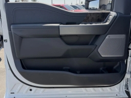 Ford Super Duty F-350 DRW LARIAT 4WD Crew Cab 8' Box 2026