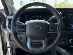 Ford Super Duty F-350 DRW LARIAT 4WD Crew Cab 8' Box 2026
