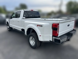Ford Super Duty F-350 DRW LARIAT 4WD Crew Cab 8' Box 2026