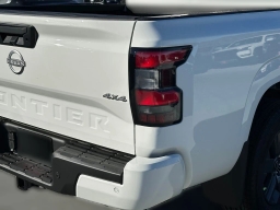 Nissan Frontier SV Crew Cab 4x4 2026