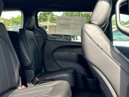 Chrysler Pacifica Select FWD 2026
