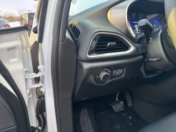 Chrysler Voyager LX FWD 2026