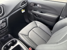 Chrysler Voyager LX FWD 2026