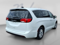 Chrysler Voyager LX FWD 2026