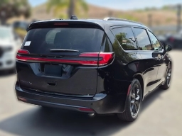 Chrysler Pacifica Limited FWD 2027