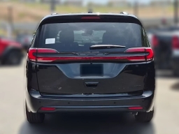 Chrysler Pacifica Limited FWD 2027