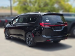 Chrysler Pacifica Limited FWD 2027