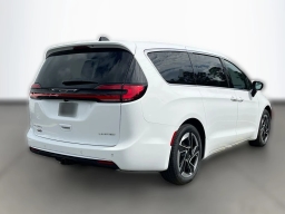 Chrysler Pacifica Limited FWD 2027