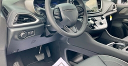 Chrysler Pacifica Limited FWD 2027