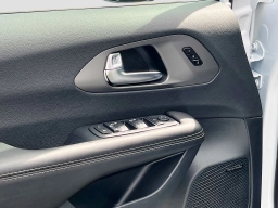 Chrysler Pacifica Limited FWD 2027
