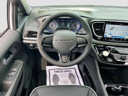 Chrysler Pacifica Limited FWD 2027