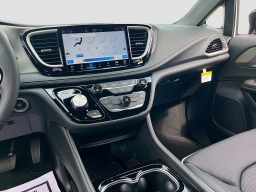 Chrysler Pacifica Limited FWD 2027