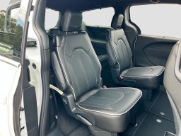 Chrysler Pacifica Limited FWD 2027