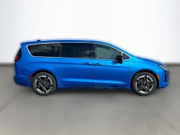 Chrysler Pacifica Limited FWD 2027