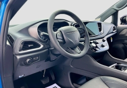 Chrysler Pacifica Limited FWD 2027