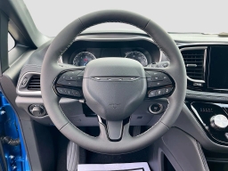 Chrysler Pacifica Limited FWD 2027