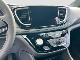 Chrysler Pacifica Limited FWD 2027