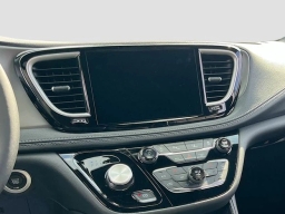 Chrysler Pacifica Limited FWD 2027
