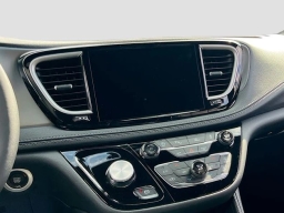 Chrysler Pacifica Limited FWD 2027