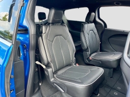 Chrysler Pacifica Limited FWD 2027