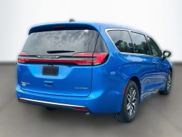 Chrysler Pacifica Limited FWD 2027