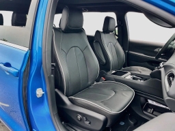 Chrysler Pacifica Limited FWD 2027