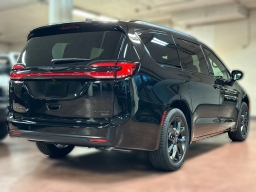 Chrysler Pacifica Limited AWD 2026