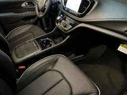Chrysler Pacifica Limited AWD 2026