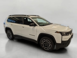Jeep Cherokee Laredo 4x4 2026