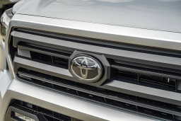 Toyota Tacoma 2WD SR5 Double Cab 5' Bed AT (Natl) 2026