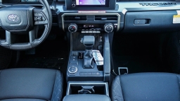 Toyota Tacoma 2WD SR5 Double Cab 5' Bed AT (Natl) 2026