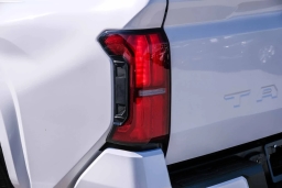 Toyota Tacoma 2WD SR5 Double Cab 5' Bed AT (GS) 2026