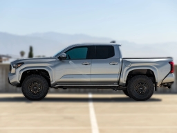 Toyota Tacoma 4WD SR5 Double Cab 5' Bed AT (Natl) 2026