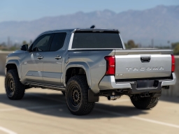 Toyota Tacoma 4WD SR5 Double Cab 5' Bed AT (Natl) 2026