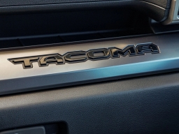 Toyota Tacoma 4WD SR5 Double Cab 5' Bed AT (Natl) 2026