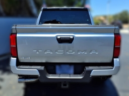 Toyota Tacoma 4WD SR5 Double Cab 5' Bed AT (Natl) 2026