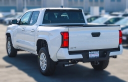 Toyota Tacoma 4WD SR5 Double Cab 5' Bed AT (Natl) 2026