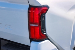 Toyota Tacoma 4WD SR5 Double Cab 5' Bed AT (Natl) 2026