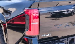 Toyota Tacoma 4WD SR5 Double Cab 5' Bed AT (Natl) 2026