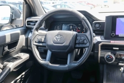 Toyota Tacoma 4WD SR5 Double Cab 5' Bed AT (Natl) 2026
