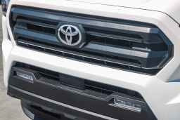 Toyota Tacoma 4WD SR5 Double Cab 5' Bed AT (Natl) 2026