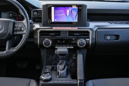 Toyota Tacoma 4WD SR5 Double Cab 5' Bed AT (Natl) 2026