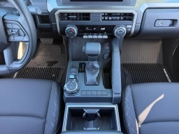 Toyota Tacoma 4WD SR5 Double Cab 5' Bed AT (Natl) 2026