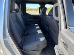 Toyota Tacoma 4WD SR5 Double Cab 5' Bed AT (Natl) 2026