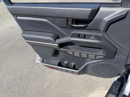 Toyota Tacoma 4WD SR5 Double Cab 5' Bed AT (Natl) 2026
